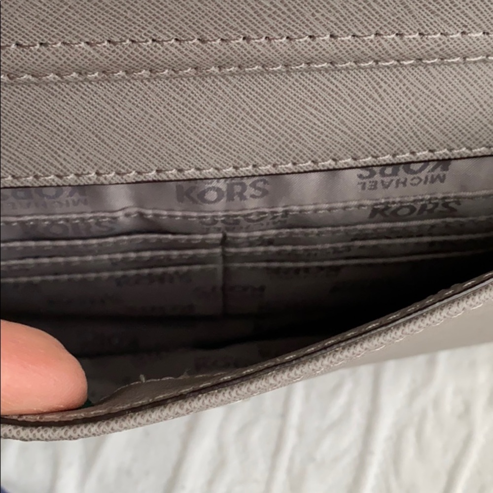 🎉HP🎉 Michael Kors Pearl Gray Jet Set Bag - Picture 3 of 15